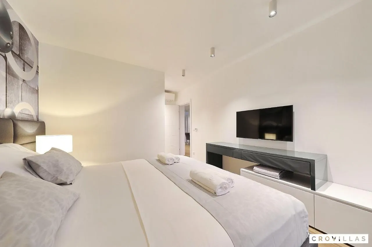 Beautiful Villa In Kraj, Pasman Island With Outdoor Swimming Pool, Wifi And 3 Bedrooms Ugrinici